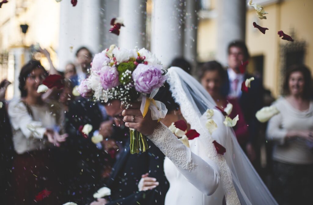 Brautpaar im Blumenregen